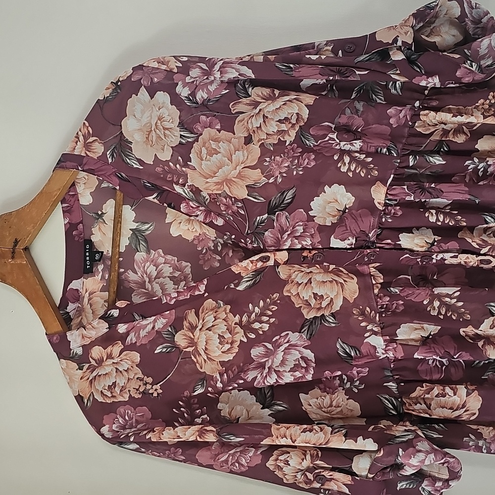 Torrid Sheer High Low Floral Blouse Size 00 - Picture 2 of 5